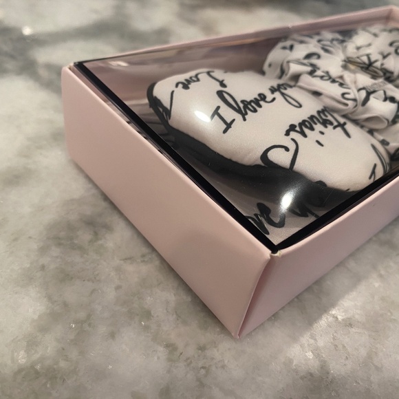 Victoria's Secret 3-Piece Satin Accessories Gift Set Pillowcase - Picture 3 of 3